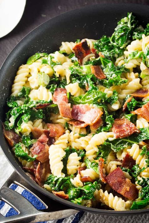 Cheesy Pasta with Bacon and Kale Bacon Pasta Recipes, Bacon Kale, Pasta With Bacon, Kitchen Sanctuary, Chicken Kale, Kale Pasta, Green Pasta, Bacon Sandwich, Bacon Brussel Sprouts