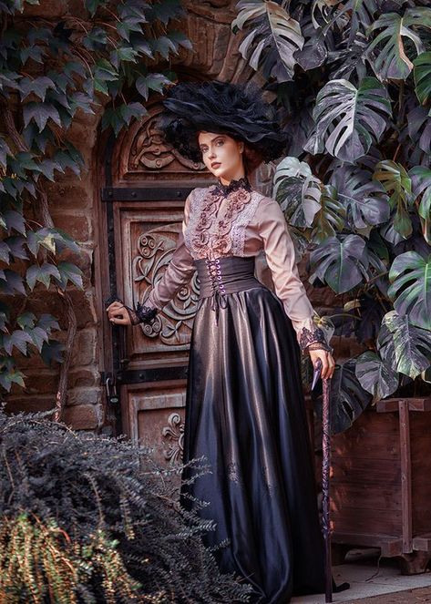 High Low Ball Gown, Victorian Fashion Dresses, Victorian Lady, Victorian Clothing, Fantasy Gowns, Victorian Women, Antique Clothing, Gothic Girls, Historical Dresses