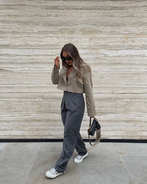 Gray Slacks Outfit, Grey Street Style, Crop Blazer Outfit, Slacks Outfit, Gray Slacks, Grey Street, Chicago Outfit, Outfit Inspiration Women, Daily Outfit Inspiration