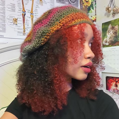 Crochet Beret Aesthetic, 70s Crochet Hat, Weird Crochet Hats, Crochet Barret Hat, Funky Crochet Hat, Crochet Head Accessories, Crochet Hat Aesthetic, Crochet Simple Projects, Crochet Vintage Hat