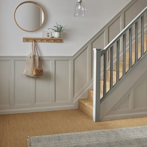 Need some hallway inspiration or wall panelling ideas? Take a look at this neutral stair wall panelling. Decorative moulding has been used to create texture in this luxury hallway design. Add neutral stair panelling, your favourite home decor, runner rug, oak coat pegs and oak flooring to complete your traditional wallway design. Lambriseringen Gang, Stairs And Hallway Ideas, Stair Paneling, Hall Stairs And Landing, Entrance Hall Decor, Hallway Landing, Hallway Colours, Stairs Landing, House Staircase