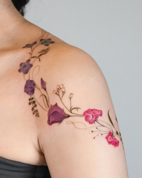 Granny Tattoo, Watercolor Tatoos, Flower Tattoos On Shoulder, Colorful Floral Tattoo, Daisy Sweet Pea, Coloured Tattoos, Color Flower Tattoo, 28 Tattoo, Tattoo Bike