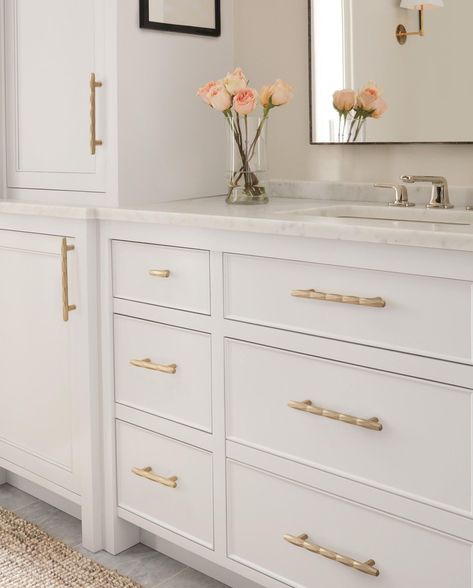 Crisp lines. Geometric patterns. Executed beautifully in gold champagne finish. ✨ From the bathroom to the closet and even the kitchen – the Amerock St. Vincent decorative cabinet hardware collection from Häfele provides chic style and sleek functionality for your cabinets and drawers. Cabinet Hardware Size, Golden Champagne, St Vincent, Handle Cabinet, Bath Hardware, Drawer Pull Handles, Cabinet Drawers, Industrial Chic, Cabinet Handles