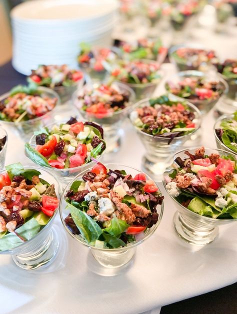 Salads For Weddings Catering, Individual Salad Cups Party Ideas, Individual Salads For Parties, Mini Salads In A Cup, Salad In A Cup, Hoa Ideas, Summer Salad Ideas, Seafood Night, Salad Presentation