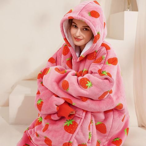 Oodie Wearable Blanket Pink, Oversized Blanket Hoodie, Oodie Blanket Aesthetic, Twin Sister Aesthetic, Oodie Wearable Blanket, Sleepwear Aesthetic, Hoodie Blankets, Birthday Pinterest, Giant Hoodie