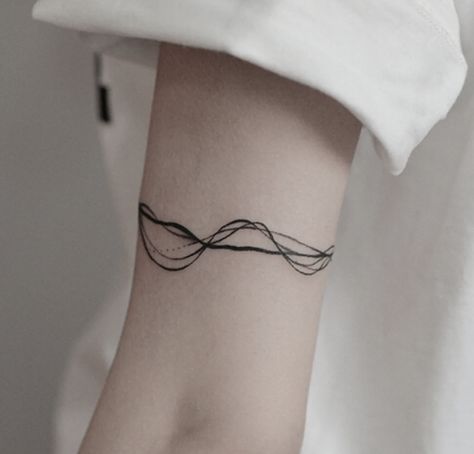 Minimalist Wrap Around Arm Tattoo, Wrist Tattoos Lines, Line Band Tattoo For Women, Bracelet Line Tattoo, Infinity Line Tattoo Around Arm, Line Tattoo Arm Woman, Wavy Arm Band Tattoo, Around Arm Tattoo Band Women, Line Around Arm Tattoo Women