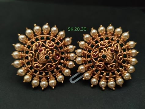 Latest Earrings Design, Small Earrings Gold, Temple Jewellery Earrings, Gold Earrings Indian, Antique Gold Earrings, Gold Jewels Design, Gold Jewelry Outfits, Antique Necklaces Design, Gold Earrings Models