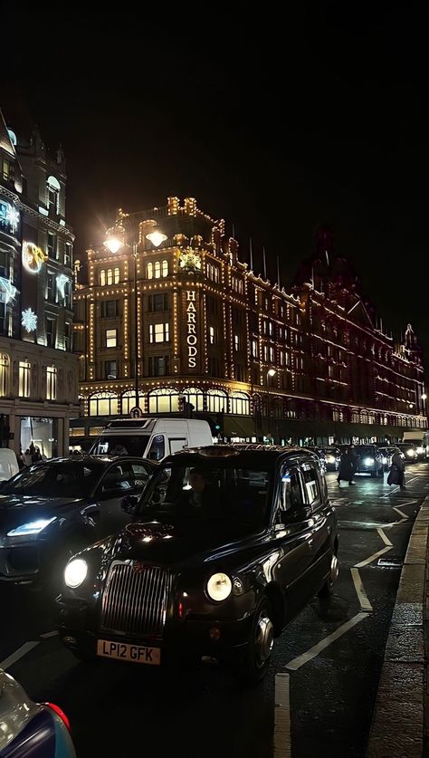 London At Night Aesthetic, City Girl Aesthetic Outfit, New York City Life Aesthetic, City Girl Outfits, Aesthetic City Wallpaper, City Lights Aesthetic, London Life Aesthetic, Apartment City, City Girl Aesthetic