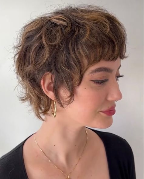 Haircut Tutorials, Feminine Short Hair, Pixie Mullet, Short Wavy Haircuts, Curly Pixie Hairstyles, Shaggy Short Hair, Really Short Hair, Hair Inspiration Short, Short Curly Haircuts