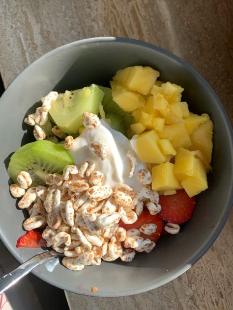 Mango Yogurt Bowl, Yoghurt Bowl, Green Aesthetics, Yogurt Bowl, Coconut Yogurt, Clean Eating Recipes, Meal Ideas, Cobb Salad, Kiwi