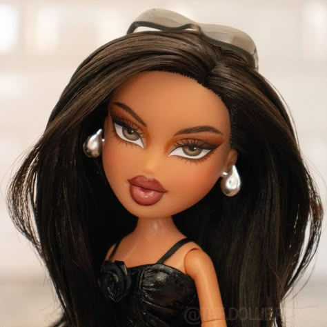 Bratz Doll Makeup, Holloween Costumes, Black Bratz, The Bratz, Inspired Hairstyles, Big Painting, Monster High Custom Doll, Black Bratz Doll, Abaya Outfit