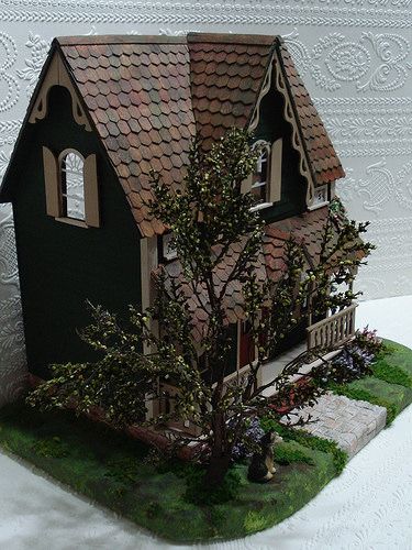 Arthur Dollhouse by Tracy Topps | by minis on the edge Dollhouse Exterior Ideas, Arthur Dollhouse, Dollhouse Exterior, Orchid House, Dollhouse Decorating, Room Box Miniatures, Haunted Dollhouse, Dark House, Victorian Dollhouse