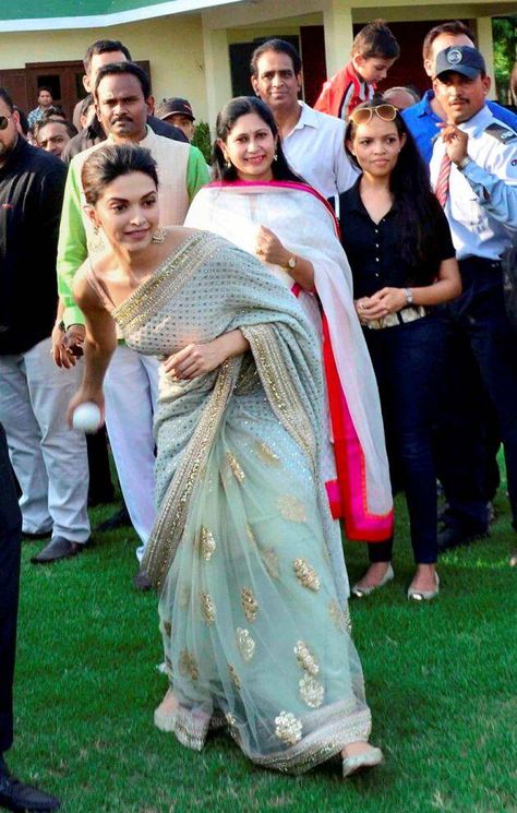 Deepika Padukone Saree, Classy Dressing, Dressing Ideas, New Saree Designs, Deepika Padukone Style, Modern Saree, Indian Saree Blouse, Saree Designs Party Wear, Salwar Kamiz