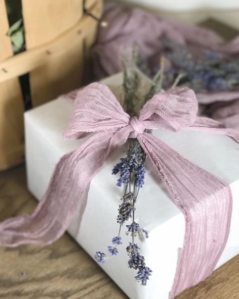 All things lavender package topped with fresh lavender Elegant Gift Wrapping, Desain Pantry, Gift Wrapping Techniques, Wedding Gift Ideas, Diy Wedding Gifts, Lavender Gifts, Wedding Gift Wrapping, Gift Wrapping Inspiration, Gift Wrapping Ideas