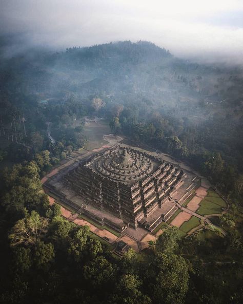 It's not everyday that you get to see Borobudur Temple looks like from above, and we simply have to thank @olli_wah for sharing this truly… Gunung Fuji, Ancient Asia, Borobudur Temple, Temple India, Temple Photography, Travel Noire, Central Java, Buddhist Temple, Architecture Old