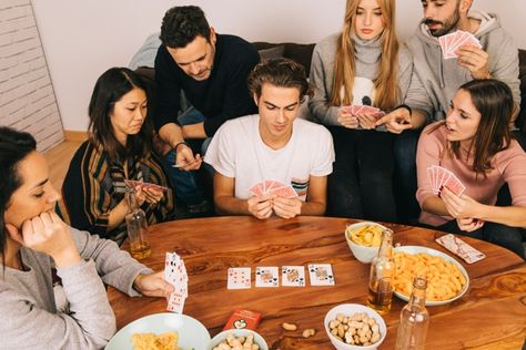 Friends Playing Cards, Main Kartu, Christmas Food Photography, Six Friends, Friends Playing, Party Card Games, Games For Fun, Fun Card Games, Couples Friends