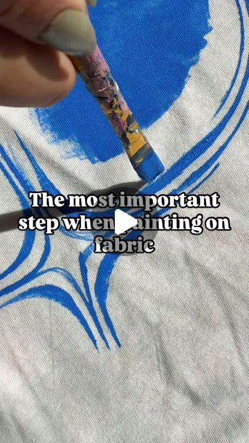 Kornelija (korn-eel-eeyuh) on Instagram: "MOST IMPORTANT STEP WHEN PAINTING ON CLOTHES!!!   Let me know if you have any questions down below 👇🏽👇🏽" Painting T Shirts Ideas Aesthetic, How To Paint On Fabric, Painting Clothes Aesthetic, Diy Shirt Painting Ideas, Painting On Clothes T Shirts, Paint Clothes Ideas, Diy Tshirt Painting Ideas, Painting On Tshirts, Painting On Clothes Ideas