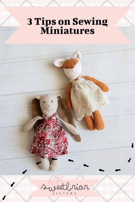 tips on sewing your own diy handmade dollhouse sized miniature clothing and accessories for dolls. How To Sew Tiny Doll Clothes, Tiny Mouse Sewing Pattern Free, Tiny Doll Clothes Patterns Free, Mini Doll Diy, Maileg Mouse Diy Accessories, Maileg Clothes Diy, Pocket Dolls Pattern Free, Diy Dollhouse Dolls, Maileg Clothes Pattern