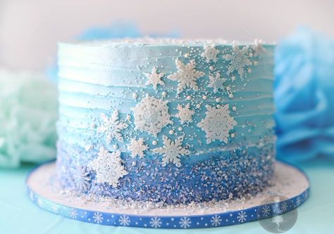 Frozen Cake And Cupcakes, Frozen Smash Cake Ideas, Frozen 2 Birthday Party Ideas Cake, Frozen Inspired Cake, Frozen Cake Simple, Frozen 3rd Birthday Cake, Elsa Frozen 2 Cake, Frozen Cupcakes Birthday, Small Frozen Birthday Cake