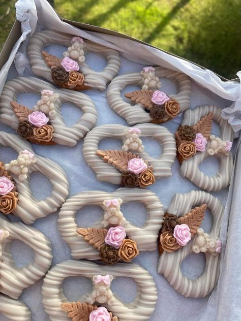 Elegant Pretzel Rods, Boho Desserts Ideas, Boho Chocolate Covered Pretzels, Boho Cakepops, Boho Strawberries, Boho Treats, Stick Pretzels, Pretzel Knots, Elegant Cake Pops