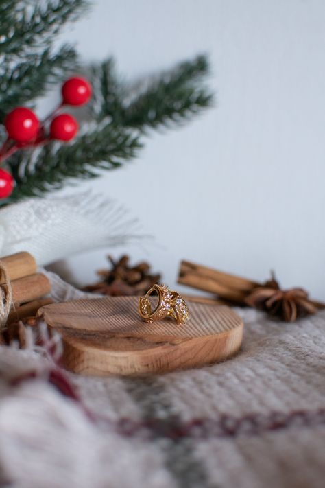 Christmas Campaign Jewellery, Christmas Photoshoot Jewelry, Christmas Earrings Aesthetic, Christmas Jewelry Photography Ideas, Jewelry Holiday Campaign, Christmas Jewellery Photoshoot, Christmas Jewelry Shoot, Christmas Product Photography Styling, Christmas Aesthetic Photography