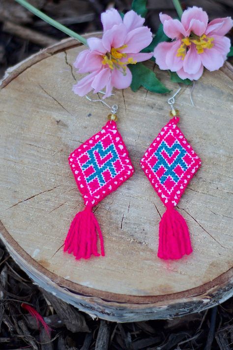 These lovely earrings are made by our artisans partners from San Andres Larrainzar, Chiapas Mexico. They are hand stitched embroidered in bright colors, they also include a beautiful amber stone from the mine in Simojovel Chiapas. They are very light, comfortable and a perfect option to wear all day. Kite Earrings, Mexican Earrings, Boho Style Earrings, Artisan Earrings, Amber Stone, Lovely Earrings, Artisan Craft, Tassel Earrings, Boho Earrings