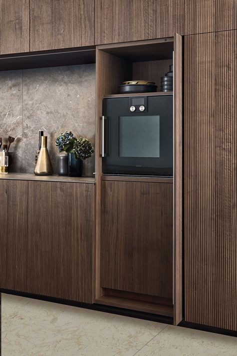 LEICHT is breaking new ground in the premium kitchen market – BOSSA impresses and catches the eye. Available in oak or walnut veneer, it is the vertically lined surface structure of the front that is particularly expressive. Protruding linear ridges in a 12.5 mm grid give the veneer a delicate, extremely vital, three-dimensional look. Walnut Kitchen Cabinets, Kitchen Remodel Checklist, Walnut Kitchen, German Kitchen, Kitchen Room Design, Kitchen Furniture Design, Wooden Kitchen, Wood Kitchen, Kitchen Style