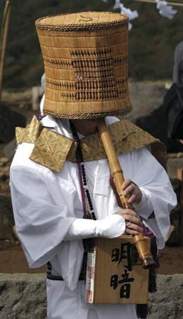 A Komuso (literally, nothingness monk) of the Fuke Zen sect, wearing a "tengai": a woven straw hat which covers the head completely.  The tengai indicates the denial of self, taught by the practice. Komusa also carry and play the "shakuhachi", a bamboo flute. Bamboo Flute, رورونوا زورو, Japanese Bamboo, Zen Buddhism, Japan Culture, Art Japonais, Maneki Neko, Cultura Pop, Japanese Culture