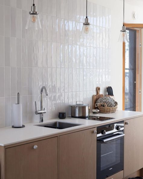 Minimalist Kitchen Backsplash, No Upper Cabinets, Tall Kitchen, On Jo, Tiles Kitchen, Condo Kitchen, Kitchen Wall Colors, Bathroom Design Inspiration, Kitchen Tiles Backsplash