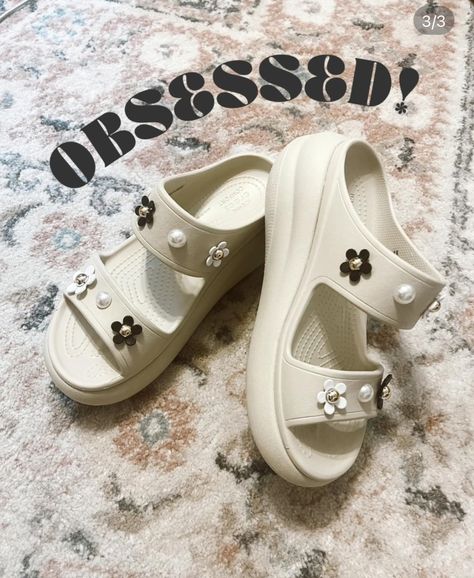 Crocs Aesthetic, Shopping List Clothes, Trendy Footwear, Crocs Fashion, Girl Vibe, Crocs Jibbitz, Photos For Profile Picture, Girly Stuff, Shoe Charms