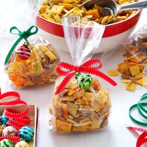 Snacks To Sell, Savory Food Gifts, Christmas Snacks Gifts, Easy Food Gifts, Celebration Recipes, Party Mix Recipe, Forgotten Cookies, Muddy Buddy, Diy Packaging