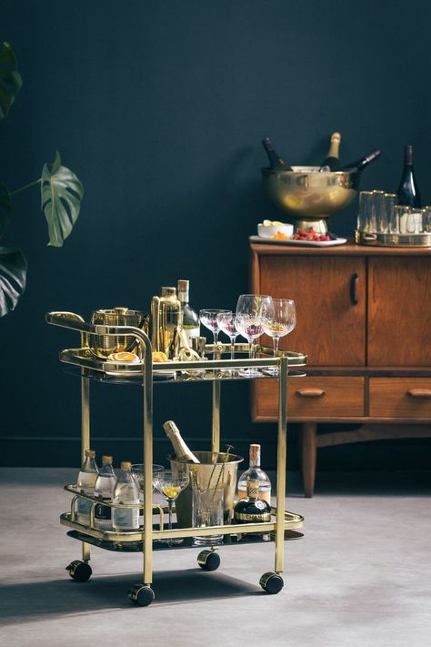 Home Bar Decor Ideas, Art Deco Bar Cart, Bar Decor Ideas, Gold Bar Cart Styling, Cocktails Cart, Modern Bar Cart, Styling Home, Gold Bar Cart, Art Deco Living Room