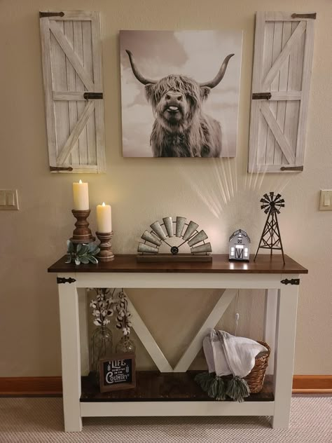 Farmhouse Decor Rustic, Country Rustic House Decor, Highland Cow Living Room, Cow Living Room Ideas, Highland Cow Decor Ideas, Country Theme House Decor, Western Cow Room Ideas, Farmhouse Kitchen Decor Wall, Highland Cow Living Room Decor