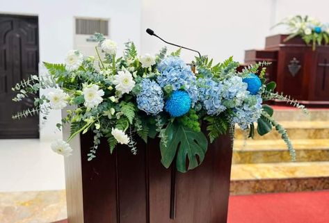 Podium Flowers, Tropical Flower Arrangements, Altar Arrangement, Winter Florals, Wedding Card Frames, Church Flower Arrangements, Ideas Decoracion, Flower Arrangements Simple, Church Flowers