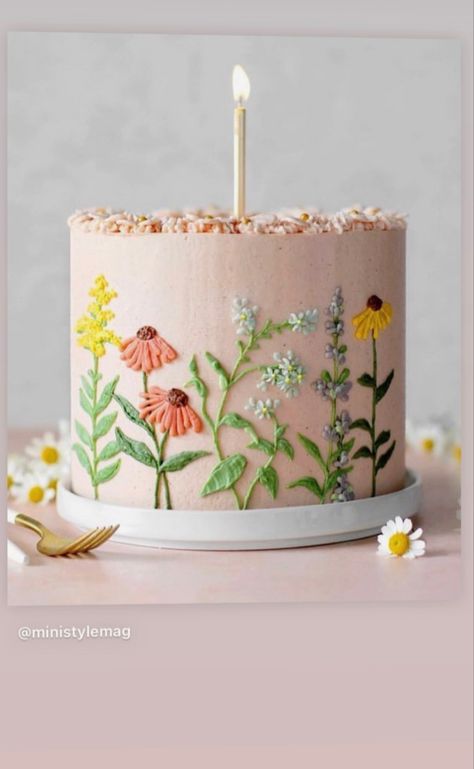 Buttercream Wildflower Cake, Wildflower Cake Design, Summer Flower Cake, Buttercream Wildflowers, Wildflower Birthday Cake, Wildflower Cupcakes, Wildflower Cookies, Spring Flower Cake, Wildflower Cake