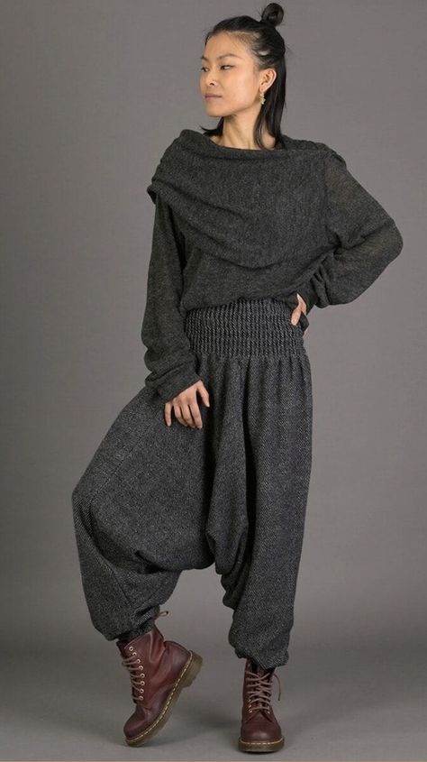 Hammer Pants Outfit, Mc Hammer Pants, Harem Pants Outfit, Sarouel Pants, Hammer Pants, Harem Pants Fashion, Winter Pants Outfit, Harem Trousers, Asymmetric Neckline