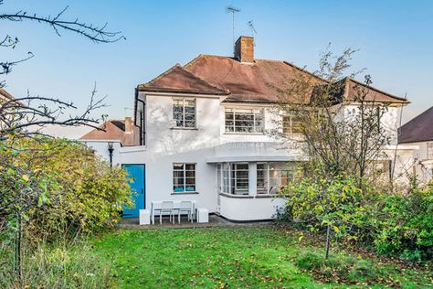 1930s art deco house in the Hampstead Garden Suburb, London NW11 - WowHaus Art Deco Houses Interior, 1930s Garden, Art Deco Houses, Art Deco House, Deco House, 1930s Art, Art Deco Home, 1930s Art Deco, House Interior