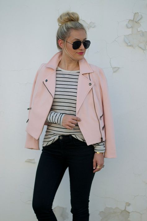 FOR STITCHFIX STYLIST: Love this blush pink moto jacket for spring! :) Spring Jacket Outfit, Pink Jacket Outfit, Pink Biker Jacket, Moto Jacket Outfit, Pink Moto Jacket, Looks Jeans, Pink Leather Jacket, Look Rose, Leather Jacket Outfits