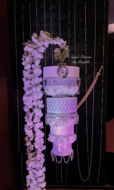 Hanging Cake Wedding, Suspended Wedding Cake, Cake Chandelier, Chandelier Cake Stand, Hanging Cake, Professional Cake Decorating, Chandelier Cake, Purple Cakes Birthday, Flower Cakes