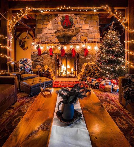 Christmas Tree Decorating Tips, Christmas Cabin, Log Home Living, Cabin Christmas, Cosy Christmas, Cabin In The Woods, The Fireplace, Christmas Scenes, Merry Little Christmas