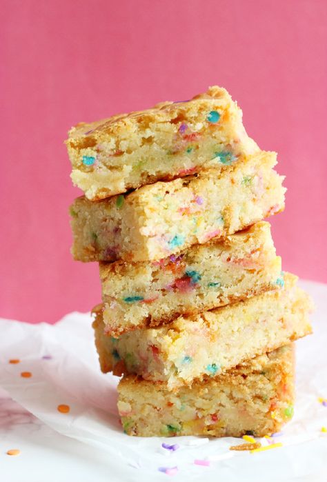 Funfetti Birthday Cake Blondies - Confessions of a Confectionista Birthday Cake Blondies, Funfetti Blondies, Funfetti Birthday Cake, Funfetti Birthday, Dessert Pie Recipes, Easy Chocolate Chip Cookies, Summer Baking, Party Finger Foods, Baking Blog