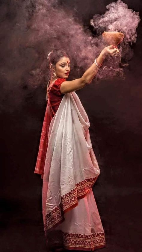 Bangali Navratri Look, Bangali Girls With Sari, Bengali Look Photoshoot, Bengoli Pose, Durga Puja Photoshoot, Puja Photoshoot, Durga Puja Theme, Durga Puja Photography, Saree Shoot