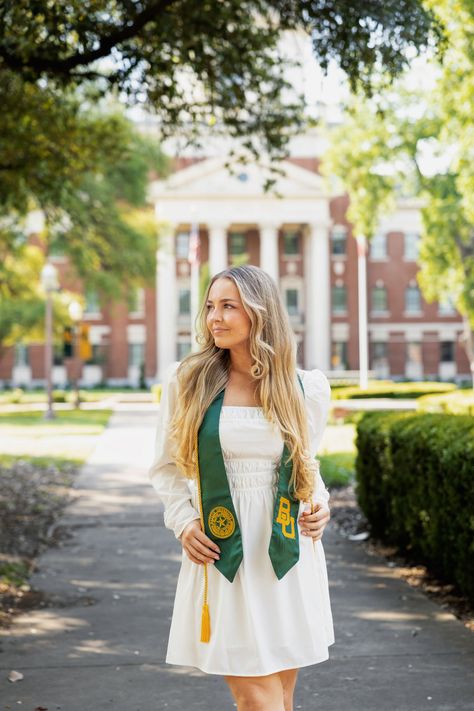 Baylor University Graduation Pictures, Senior Photos On Campus, Campus Senior Pictures, Baylor Senior Pictures, On Campus Graduation Pictures, Senior Picture Ideas At School, Baylor Graduation Pictures, Campus Graduation Pictures, College Senior Photos