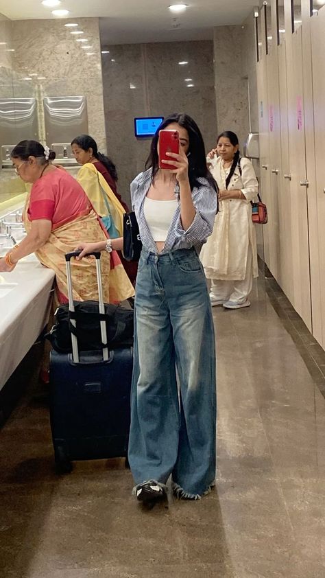 Outfits To Wear In Varanasi, Desi Fashion Casual Jeans, Desi Outfits Casual, Airport Fashion Aesthetic, Airport Outfit Dress, Casual Desi Outfits, Fit Check Poses, Aesthetic Airport Outfits, 90s Bollywood Fashion