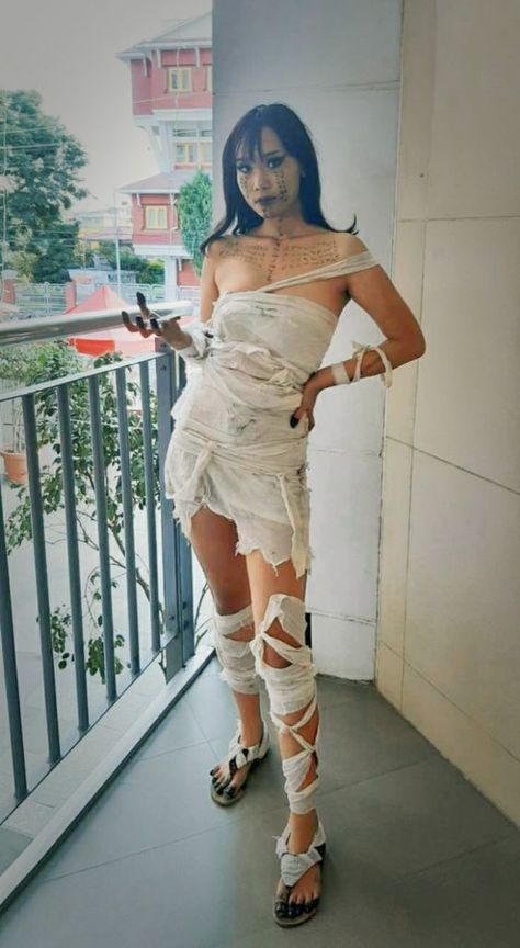 17 Spooky Halloween Costume Ideas for Women Mummy Woman Costume, Mummy Cosplay Women, Mummy Halloween Makeup Women, Evil Princess Costume, Female Mummy Costume, Mummy Costume Aesthetic, Ahmanet Costume, Cute Mummy Costume Women, The Mummy Costumes