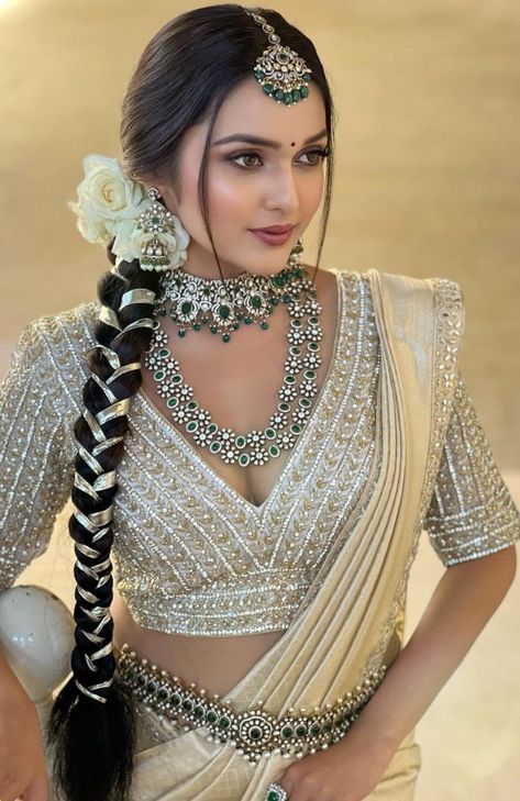 Hairstyles On Saree Wedding, Indian Bridal Hairstyles Wedding, Bride Hairstyles Indian Wedding, God Bharai, South Bride, Indian Makeup Looks, Lehenga Hairstyles, Bridal Hair Decorations, Hairstyles For Gowns