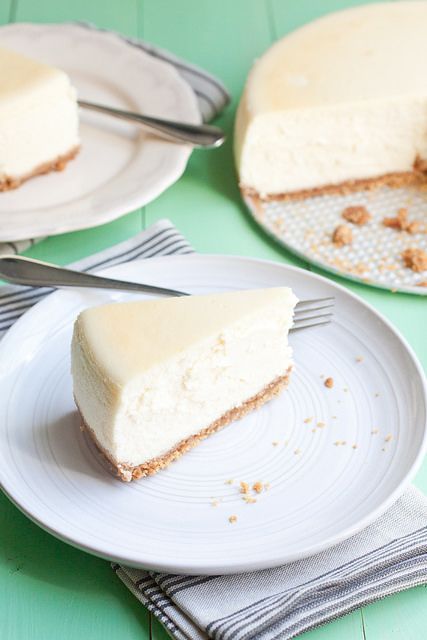 Tall and Creamy Classic New York Cheesecake | Smells Like Home. The perfect, no-crack cheesecake every single time. Creamiest Cheesecake, Classic New York Cheesecake, Delight Recipes, Vanilla Cheesecake Recipes, Ultimate Cheesecake, Keto No Bake Cheesecake, Oreo Cheesecake Bars, Sour Cream Substitute, Bakers Delight