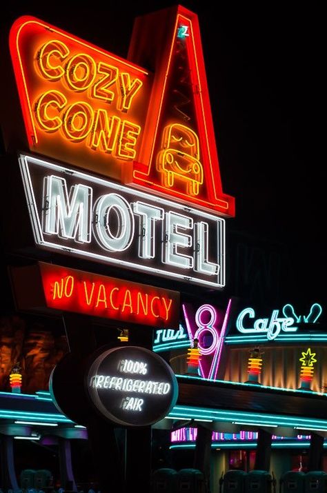 Cozy Cone Motel, Disney Cars Wallpaper, Motel Sign, Radiator Springs, Vintage Neon Signs, Fotografi Vintage, Retro Sign, Neon Aesthetic, Old Signs