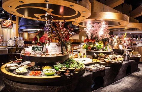 ¿Buscando los mejores restaurantes buffet libre en Tokio? ¡Llegaste al lugar indicado! Los japoneses tienen la costumbre de comer fuera de casa, sobre todo en las grandes urbes en las que los trabajadores tienen que desplazarse cada día a sus lugares de trabajos, pasando la jornada en la oficina.  Es por este motivo que en Japón puedes encontrar una gran variedad de platos preparados en los supermercados, y de restaurantes baratos. Buffet Table, Table Settings, Tokyo, Restaurant