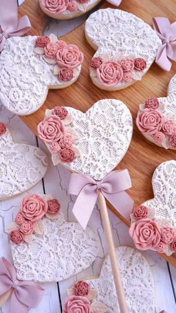 Fondant Biscuits, Lace Cupcakes, Cookies Decoradas, Royal Iced Cookies, Rose Leaf, Fondant Cookies, Cookie Pops, Valentine Cake, Fondant Decorations